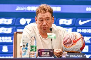 斯卢茨基：路易斯因手术需6周才能归队 李可和吴曦已正常跟队训练